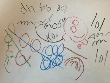 La escritura del niño tiene letras mayúsculas aleatorias en la parte superior y una imagen de una tienda y una madre debajo de las letras.