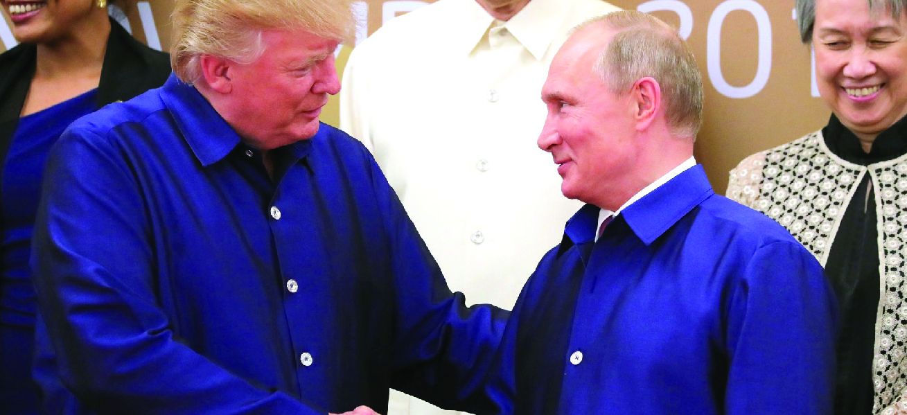 Une image de Donald Trump et Vladimir Poutine se serrant la main.