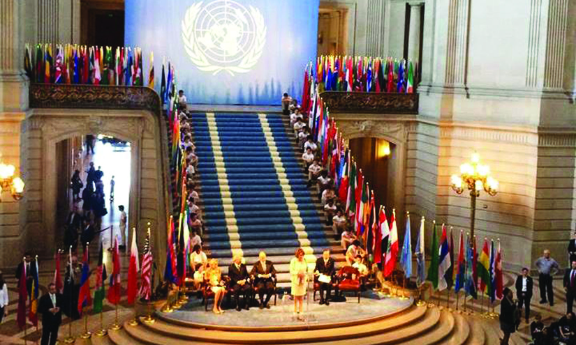 Uma imagem de Nancy Pelosi e vários dignitários da Carta das Nações Unidas.