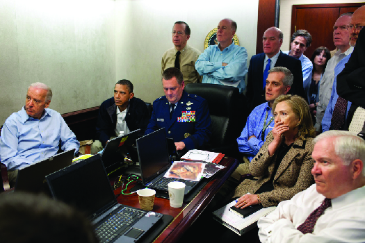 巴拉克·奥巴马、乔·拜登、希拉里·克林顿、罗伯特·盖茨和其他国家安全顾问在白宫情境室的照片。