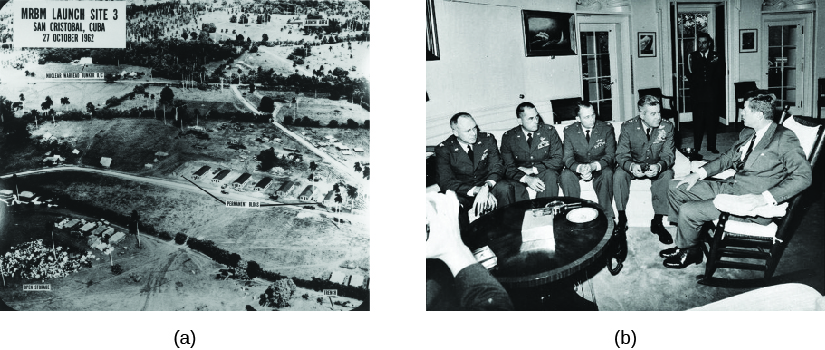 A imagem A é uma vista aérea de San Cristobal, Cuba, mostrando o local de lançamento da missão. A imagem B é de John Kennedy se reunindo com quatro pilotos.