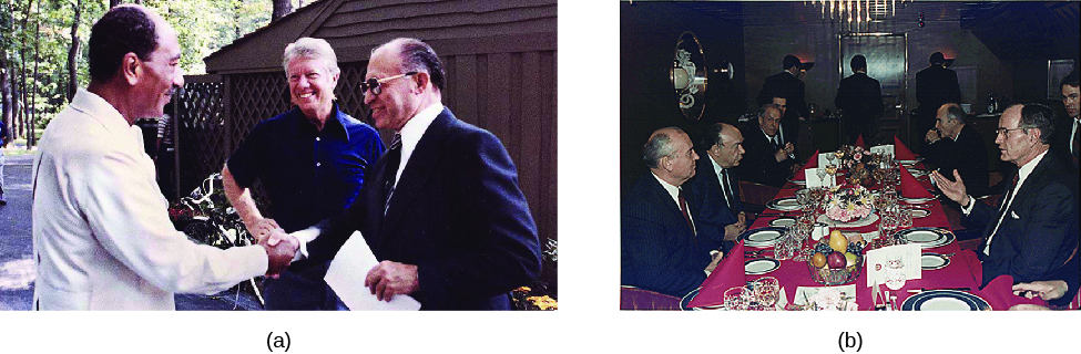 الصورة (أ) تظهر جيمي كارتر وهو يصافح أنور السادات، بينما يقف مناحيم بيغن بجانبهم. الصورة B هي لحفل عشاء مع العديد من الأشخاص الجالسين، بما في ذلك جورج إتش دبليو بوش وميخائيل جورباتشوف.
