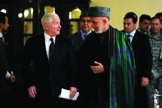 Picha ya Robert Gates akizungumza na Hamid Karzai.
