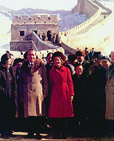 Uma imagem de Patricia e Richard Nixon em pé na Grande Muralha da China.