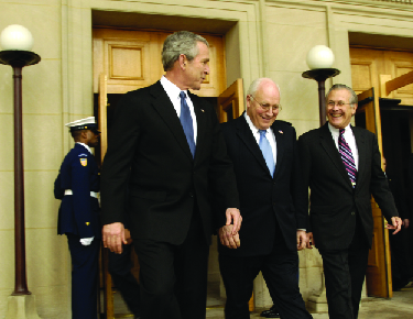 Uma imagem de Donald Rumsfeld, George W. Bush e Dick Cheney caminhando juntos.