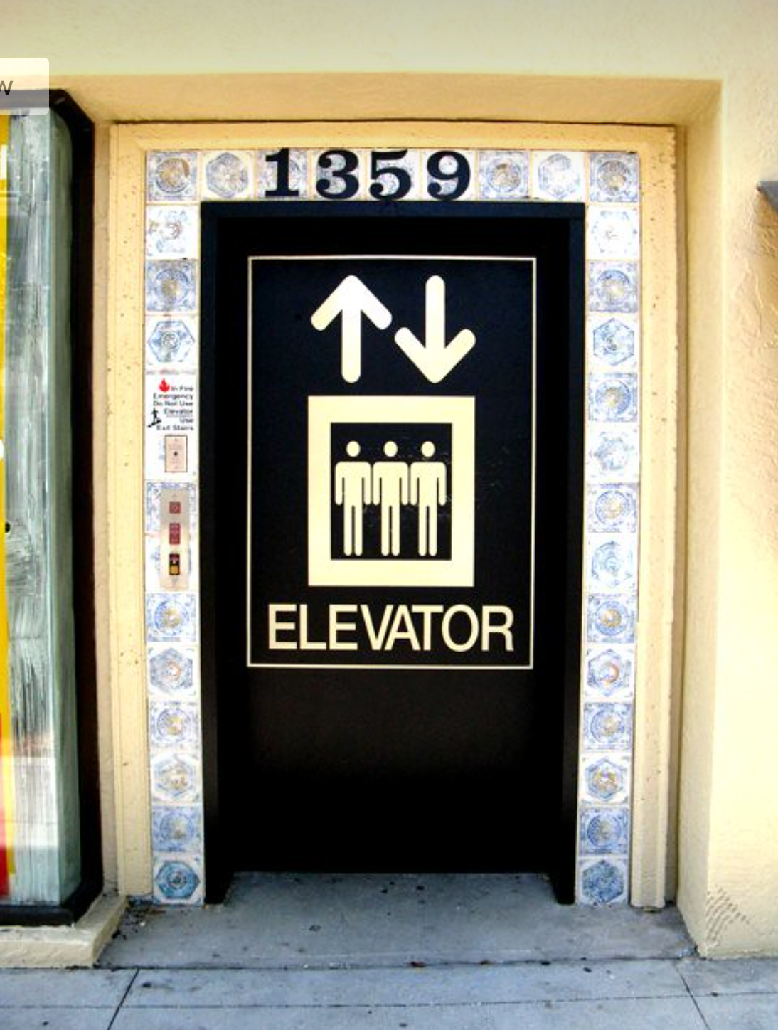 Elevator sign with two arrows pointing up and down 