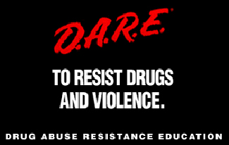 Un cartel de D.A.R.E. dice “D.A.R.E. para resistir las drogas y la violencia”.
