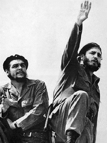 Fidel Castro waving next to Che Guevara
