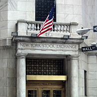 الصورة عبارة عن صورة لمدخل بورصة نيويورك