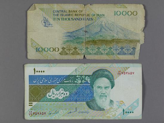 Front and back of Iranian banknote featuring Khomeini