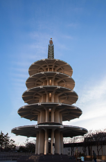 a five-tiered concrete tower with circular tiers and a point 