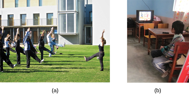 照片 A 显示了一位瑜伽教练演示瑜伽姿势，而一群学生则在观察她并复制姿势。 照片B显示一个孩子在看电视。