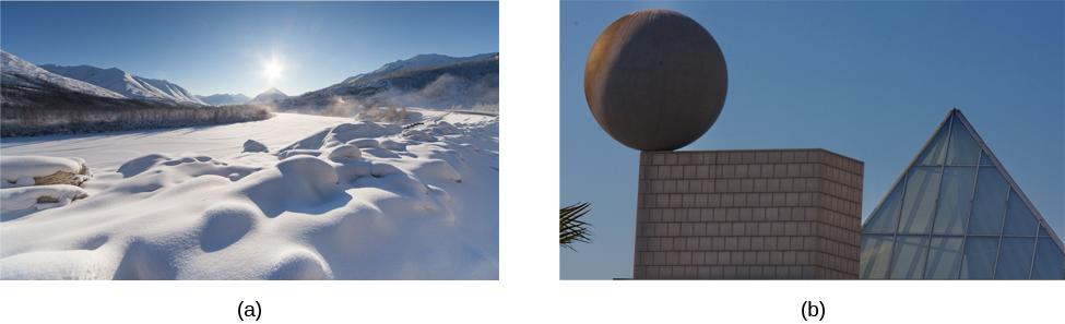 La fotografía A muestra un paisaje cubierto de nieve con el sol brillando sobre él. La fotografía B muestra un objeto en forma de esfera encaramado sobre la esquina de un objeto en forma de cubo. También se muestra un objeto triangular.