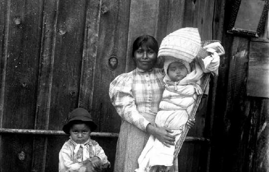 Monache woman with children, 1895-96.jpg