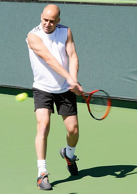 Photographie d'André Agassi jouant au tennis.