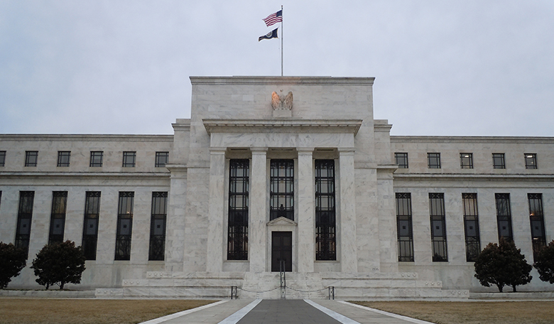 Esta é uma foto do Edifício da Reserva Federal Marriner S. Eccles em Washington, D.C.