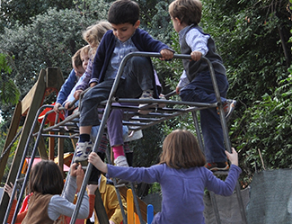 一张照片显示孩子们在游乐场设备上攀爬。