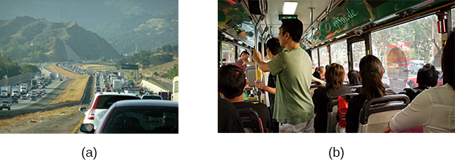 La fotografía A muestra el tráfico pesado que va en ambos sentidos por una carretera escénica. La fotografía B muestra un autobús abarrotado con gente sentada en los asientos y parada en los pasillos.