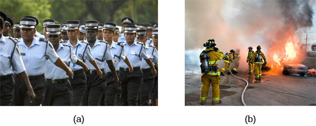 照片 A 显示身穿制服的警察在行进时双臂同步摆动。 照片 B 显示消防员正在灭火。