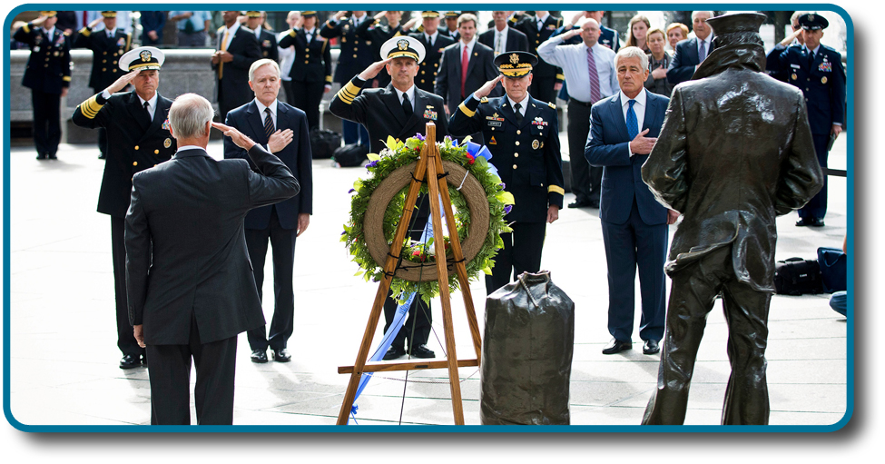 تظهر صورة العديد من الأعضاء الرئيسيين في جيش الولايات المتحدة برفقة حشد من الناس وهم يقفون في مواجهة إكليل من الزهور. جميعهم يحملون أذرعهم اليمنى في التحية أو يوضعون على صدورهم.