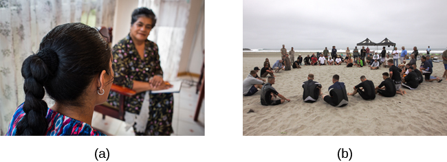 يتم عرض صورتين. صورة A تصور شخصين في محادثة. تصور الصورة B مجموعة كبيرة من الأشخاص جالسين في دائرة على الشاطئ.