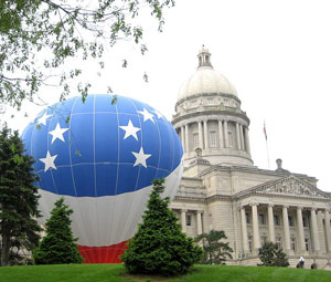Balloon_and_Capitol_of_Kentucky_485925713.jpg