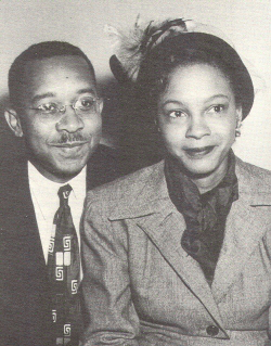 La photo (b) montre les sociologues Kenneth et Mamie Clark.
