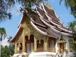 Buddhist_temple_at_Royal_Palace_in_Luang_Prabang300px.jpg