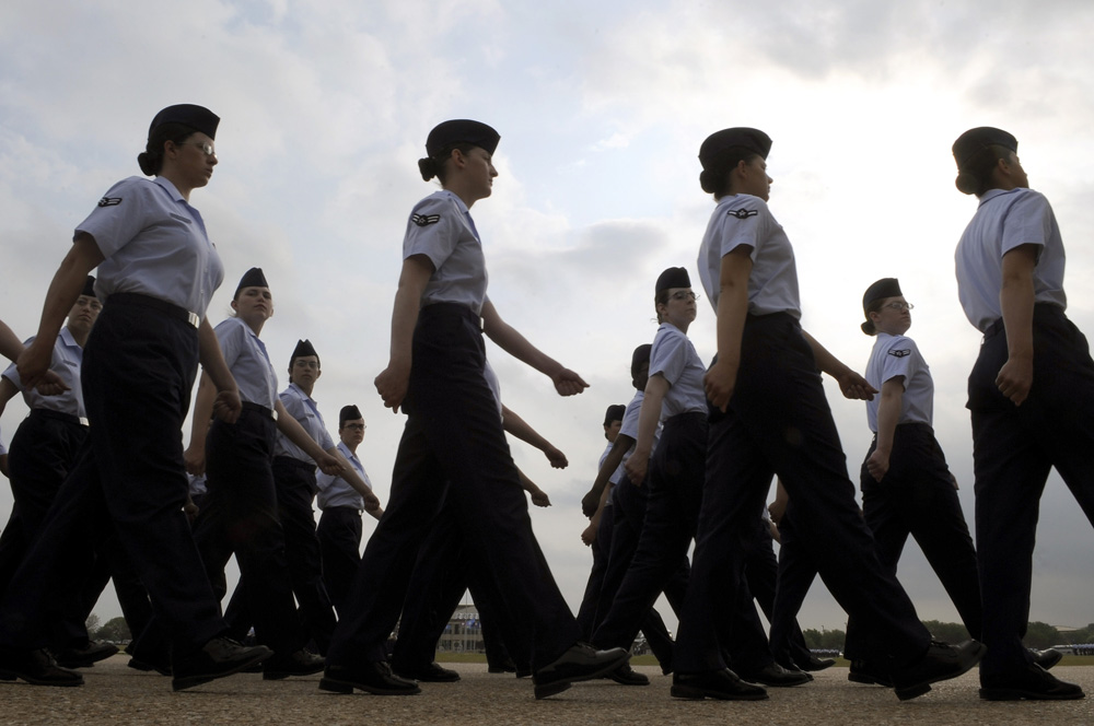 Alrededor de una docena de miembros femeninos de la Fuerza Aérea de Estados Unidos se muestran marchando en formación.