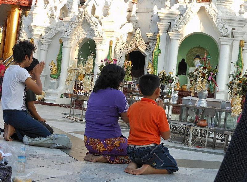 Una familia en un templo budista