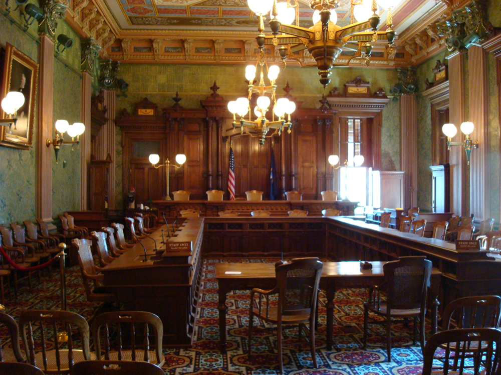 Duas configurações diferentes do tribunal são mostradas aqui.