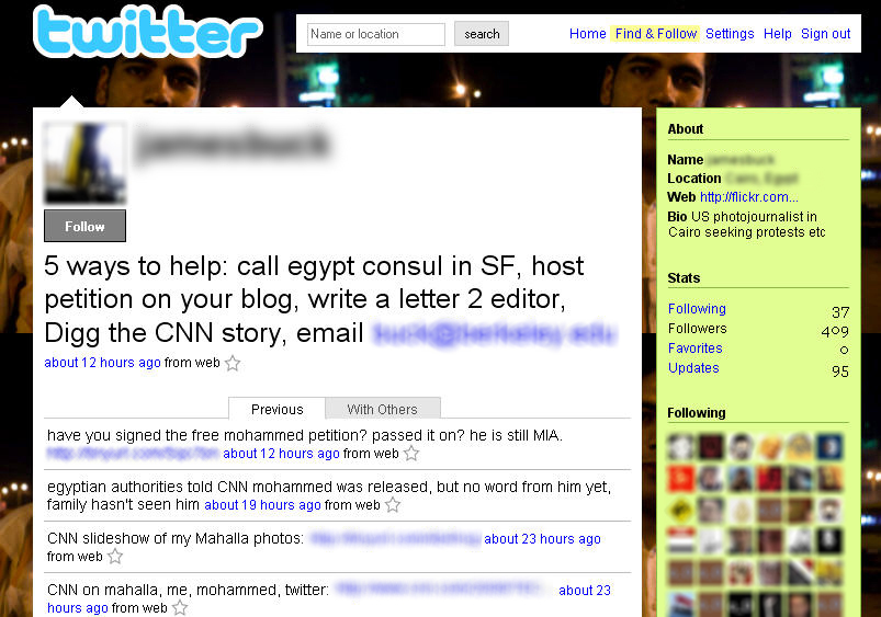 يتم عرض صفحة تحديث على تويتر لمصور صحفي أمريكي في القاهرة، مصر، خلال الانتفاضة الأخيرة.