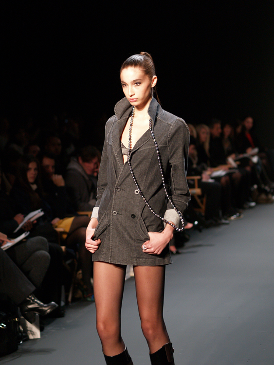 Uma modelo feminina magra é mostrada participando da semana de moda de Nova York.