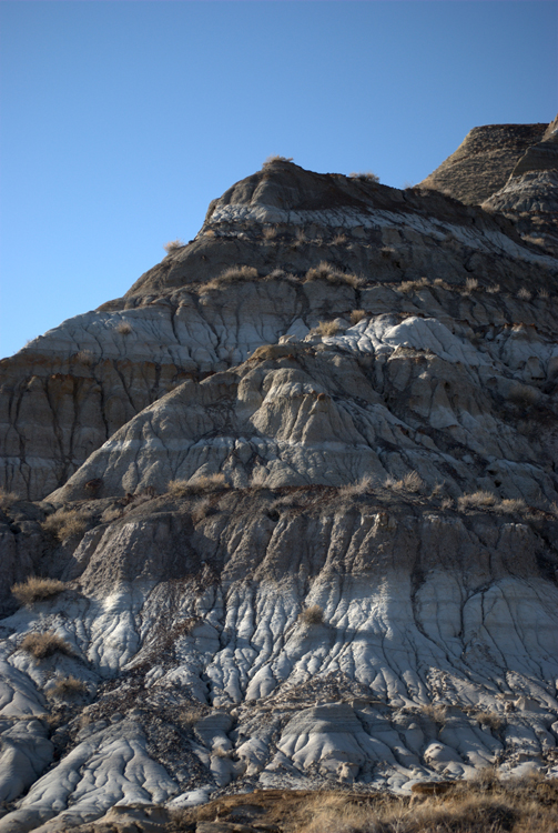 يظهر تكوين صخري يُظهر طبقات مختلفة.