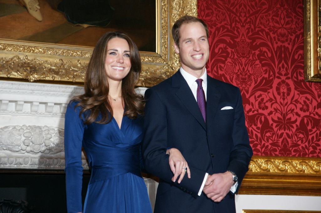 O príncipe William é mostrado segurando a mão da esposa Catherine Middleton.