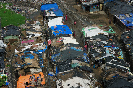As favelas em ruínas são mostradas de cima.
