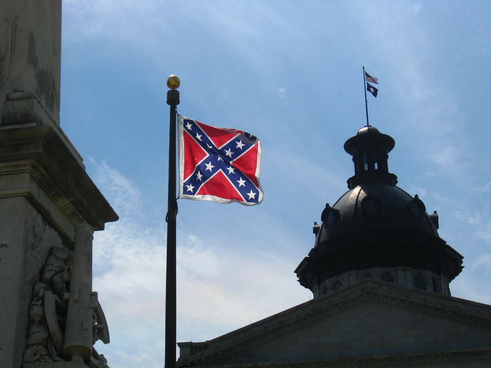 Une photo du drapeau confédéré accroché à un mât