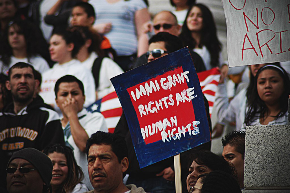 Un groupe de manifestants lors d'un rassemblement pour les droits des immigrés.