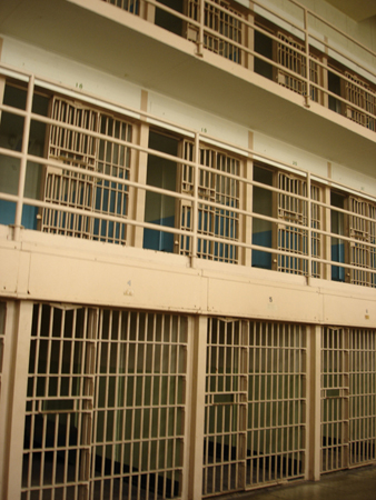 يتم عرض مستويين من زنزانات السجن الفارغة.