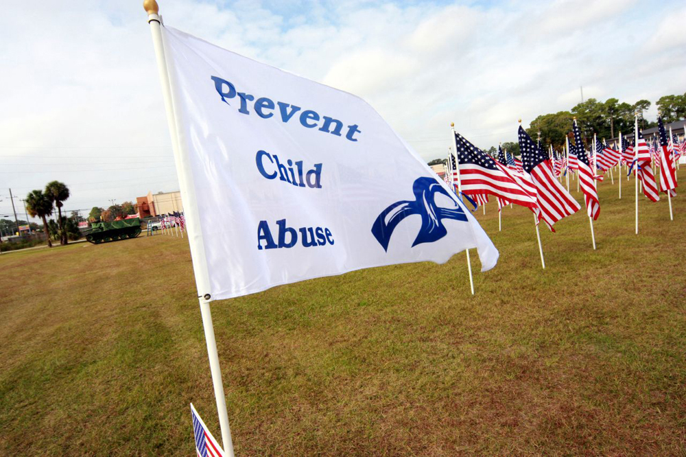 Un drapeau avec les mots « Prévenir la maltraitance des enfants » dessus.
