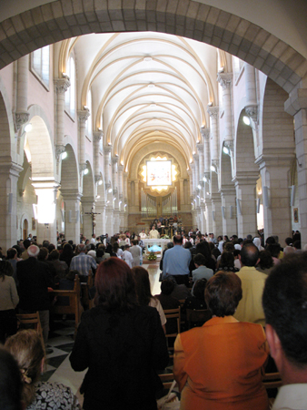 يظهر العديد من الأشخاص من الخلف واقفين في الكنيسة.