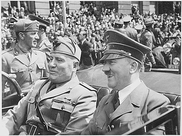 Adolf Hitler na Benito Mussolini wanaonyeshwa wanaoendesha pamoja katika gari.