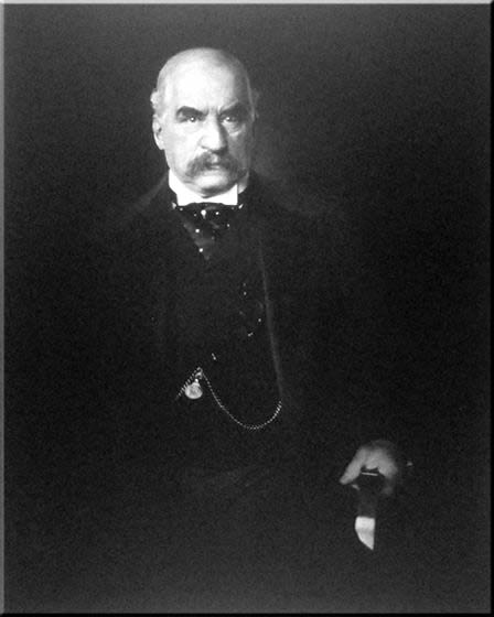 La figure (b) montre une photographie de J.P. Morgan.
