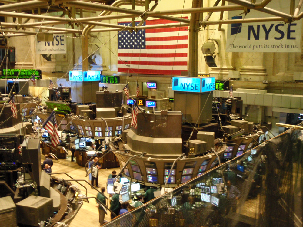 Une vue aérienne de la Bourse de New York est présentée ici.