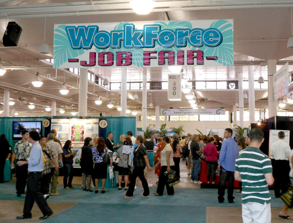 Um grupo de pessoas em uma feira de empregos é mostrado aqui.