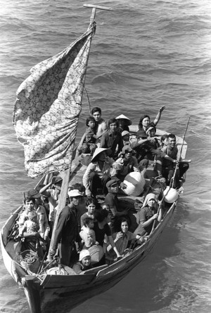 Image en noir et blanc d'un bateau bondé contenant des réfugiés vietnamiens.