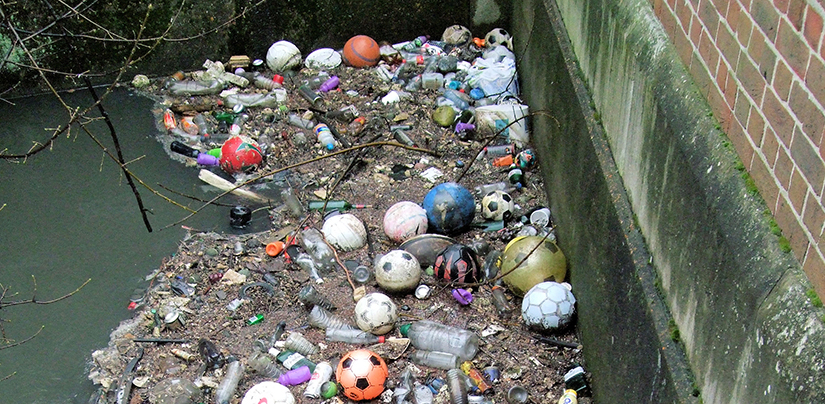 صورة للقمامة التي يتم غسلها على جدار خرساني.