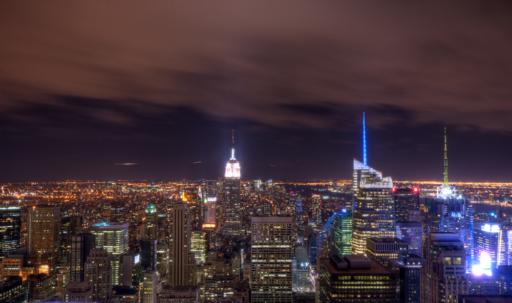 O horizonte de Nova York à noite é mostrado aqui.