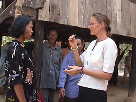 Auteure de manuel pratiquant le relativisme culturel à Battambang, au Cambodge, où une femme a partagé la méthode locale pour se laver les dents : mâcher des feuilles de bétel, des noix d'arec et du tabac.