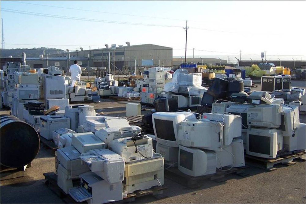 Muitos computadores e outros aparelhos eletrônicos antigos são mostrados aqui.